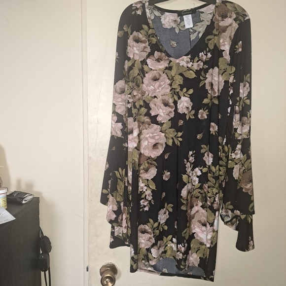 Dresses - Picture 3 of 7